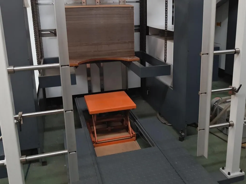 Semi-Automatic Platen Press Die Cutting and Creasing Machine (MY1300E)